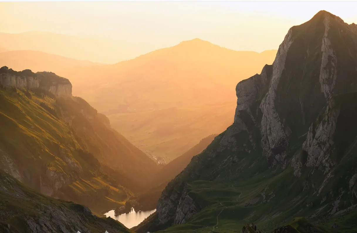Berglandschaft im Abendlicht